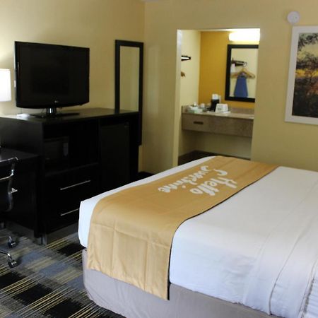 Days Inn By Wyndham Canton Bagian luar foto