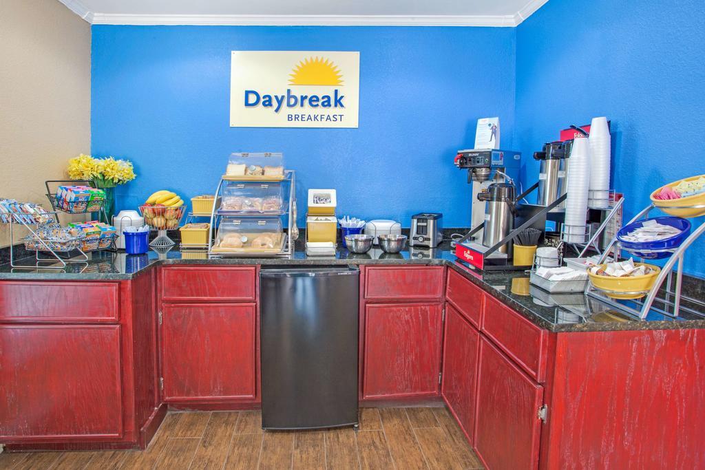 Days Inn By Wyndham Canton Bagian luar foto