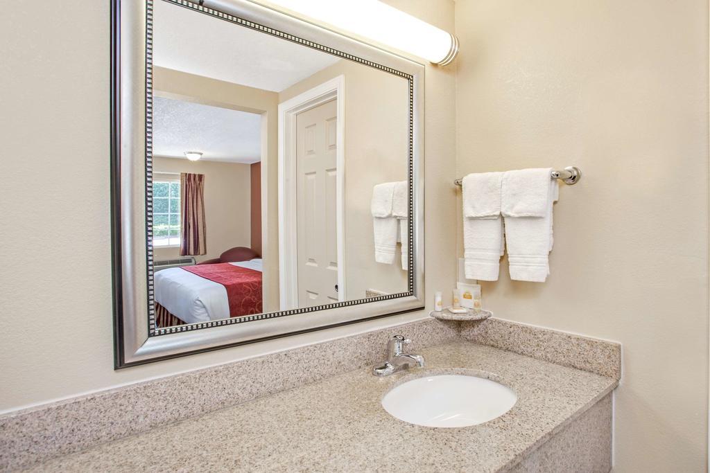 Days Inn By Wyndham Canton Bagian luar foto